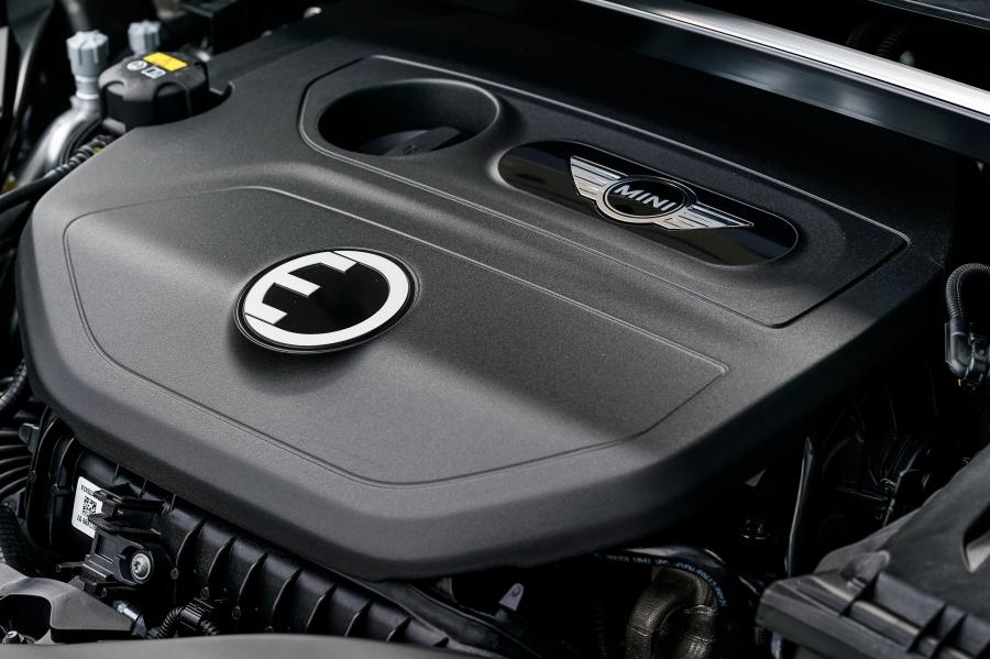 Моторный отсек Mini Cooper S E Countryman ALL4 (F60) 2017 года  (UK) (фото 20 из 28)